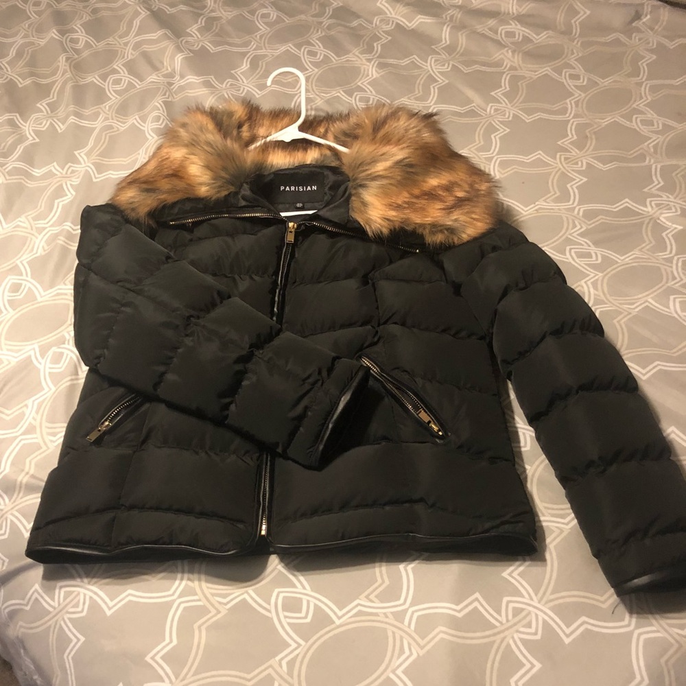 ⭐️Black puffer jacket with faux fur collar.